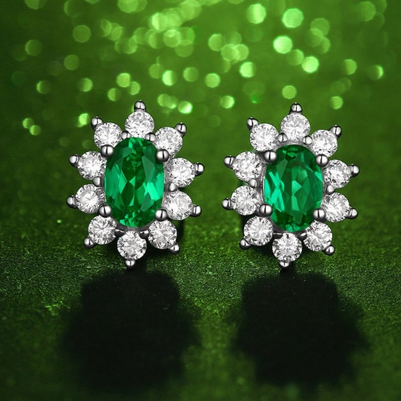 1 Carat Lab Grown emerald stud earrings - Picture 3 of 5